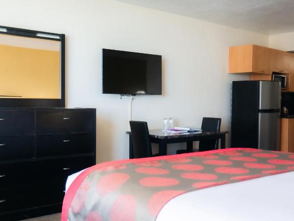 Ramada Plaza by Wyndham Marco Polo Beach Resort : photo 2 de la chambre hébergement avec 2 lits queen-size et balcon - vue partielle sur océan - non-fumeurs