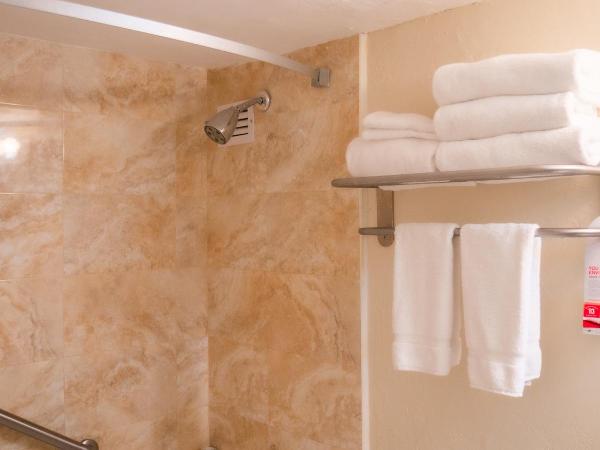 Ramada Plaza by Wyndham Marco Polo Beach Resort : photo 5 de la chambre hébergement avec 2 lits queen-size et balcon - vue partielle sur océan - non-fumeurs