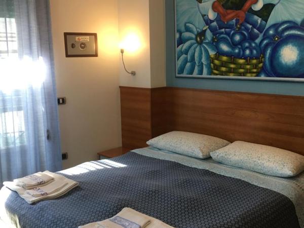 Piccolo Principe Salerno B&B : photo 6 de la chambre chambre triple avec salle de bains privative