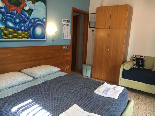 Piccolo Principe Salerno B&B : photo 8 de la chambre chambre triple avec salle de bains privative