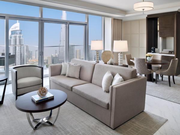 Address Dubai Mall : photo 1 de la chambre suite exécutive - vue sur fontaine et burj khalifa - accès au salon servant le déjeuner, le goûter et le dîner 