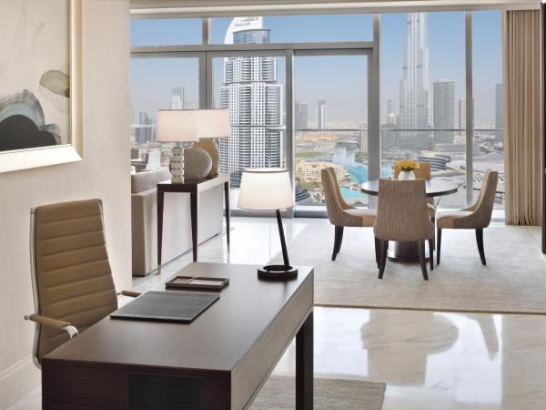 Address Dubai Mall : photo 2 de la chambre suite exécutive - vue sur fontaine et burj khalifa - accès au salon servant le déjeuner, le goûter et le dîner 
