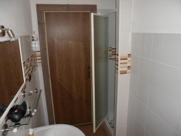 Mony's Island B&B : photo 6 de la chambre chambre triple avec salle de bains privative séparée