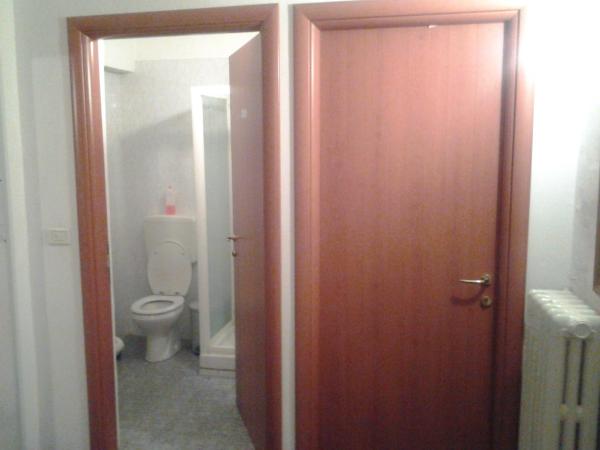 Hotel Perla : photo 2 de la chambre chambre simple avec salle de bains extérieure privative