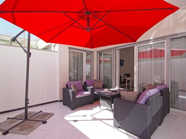 Villa Inis : photo 1 de la chambre chambre double ou lits jumeaux avec accès piscine