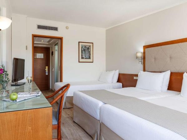 Best Western Plus Hotel Plaza : photo 3 de la chambre chambre double Économique avec 2 lits simples et canapé-lit