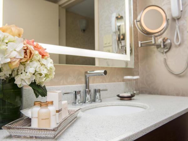 Best Western Premier Chateau Granville Hotel & Suites & Conference Centre : photo 3 de la chambre chambre exécutive lit king-size avec balcon - non-fumeurs