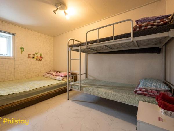 Mamas and Papas Guesthouse and Apartments in Seoul : photo 1 de la chambre chambre quadruple avec salle de bains commune