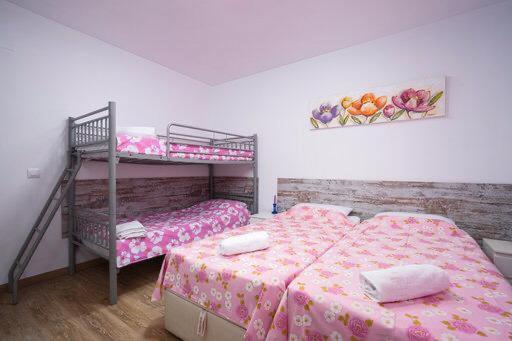 Guest House Lana Denia : photo 2 de la chambre chambre familiale avec salle de bains