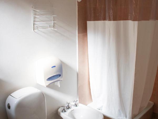 BA STOP Hostel : photo 9 de la chambre chambre triple avec salle de bains privative