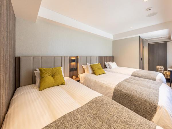 Meitetsu Inn Shinosakaeki Higashiguchi : photo 1 de la chambre chambre lits jumeaux supérieure avec lit d'appoint - non-fumeurs