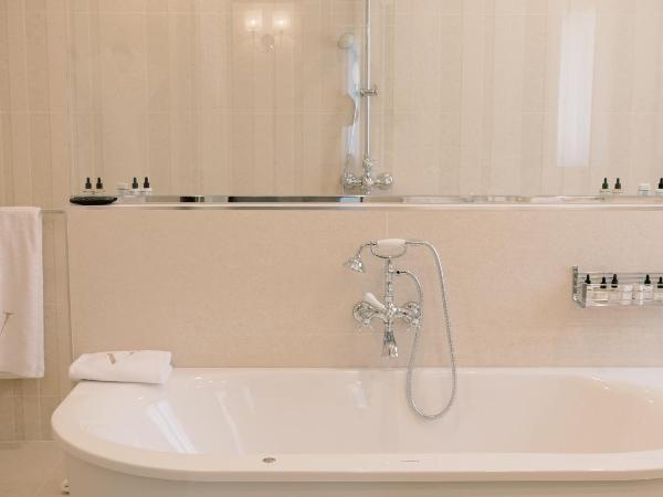 Le Vallon de Valrugues & Spa : photo 8 de la chambre suite avec jacuzzi