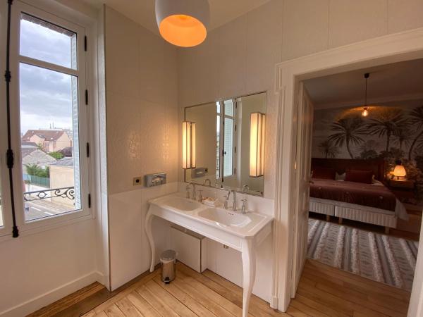 Maison Blanche Chartres - Maison d'hôtes 5 étoiles : photo 1 de la chambre chambre lit king-size deluxe