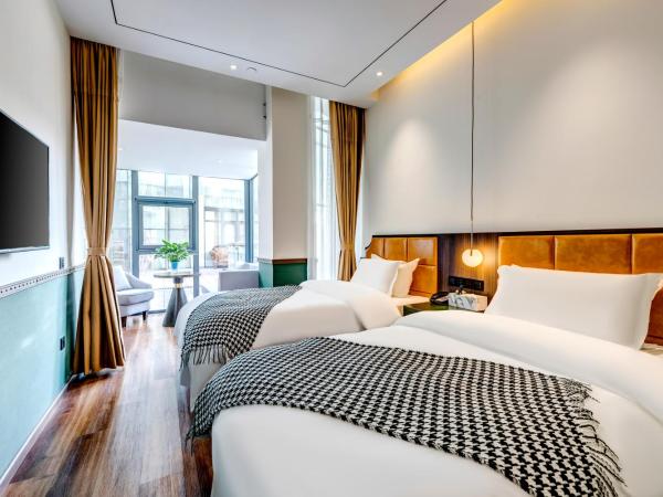 Happy Dragon City Culture Hotel-Tianjin Draum Tower & Dayuecheng shopping mall : photo 3 de la chambre chambre lits jumeaux avec salle de bains privative