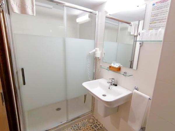 Hostal Anosa Casa : photo 4 de la chambre chambre familiale