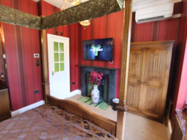 Tower Guest House : photo 6 de la chambre oak four poster king