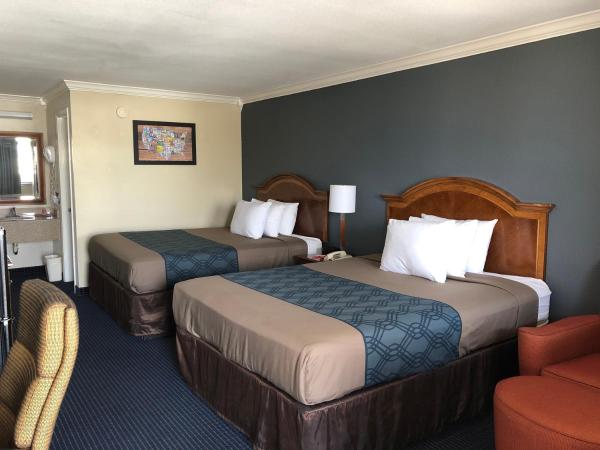 University Inn & Suites : photo 3 de la chambre chambre avec 2 grands lits queen-size