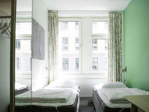 Slottsskogens Hostel : photo 6 de la chambre chambre lits jumeaux Économique avec salle de bains commune