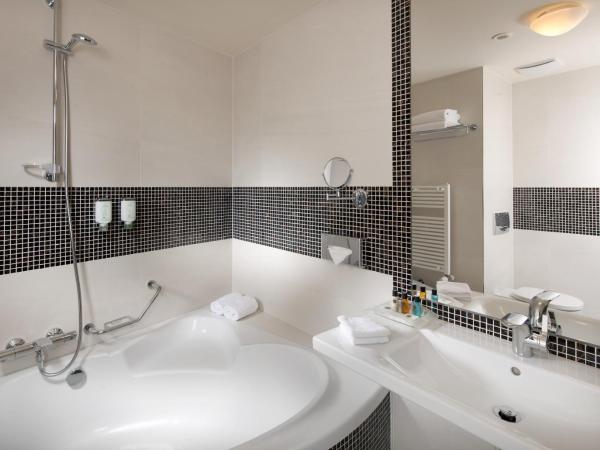 Holiday Inn Prague, an IHG Hotel : photo 6 de la chambre suite lit king-size avec canapé-lit