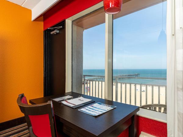 Sandcastle Resort : photo 2 de la chambre chambre lit king-size avec douche accessible en fauteuil roulant - adaptée aux personnes à mobilité réduite