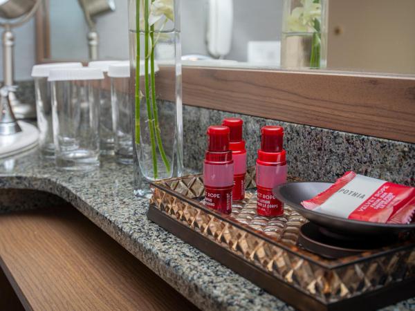 Best Western Premier Chateau Granville Hotel & Suites & Conference Centre : photo 5 de la chambre chambre deluxe avec 2 lits doubles et balcon - non-fumeurs