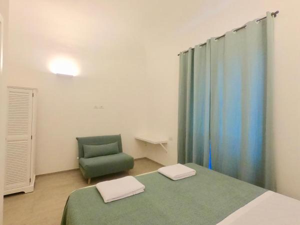 Central Savona B&B : photo 10 de la chambre chambre double avec lit d'appoint