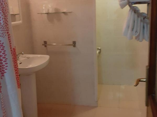 Portal 17 Can Tort : photo 1 de la chambre chambre quadruple avec douche