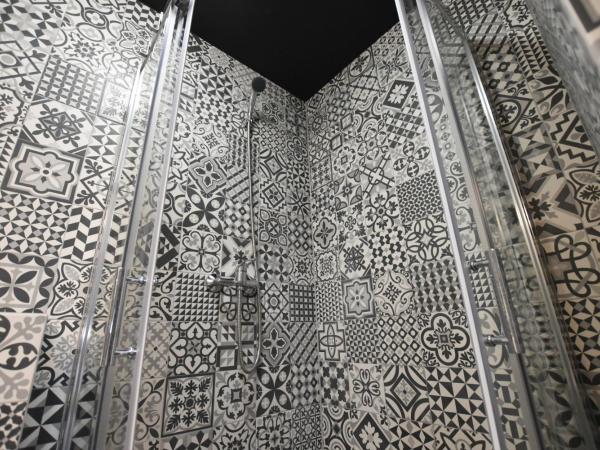 DUKES Hostel - Pokoje prywatne, RYNEK : photo 7 de la chambre chambre quadruple avec salle de bains commune