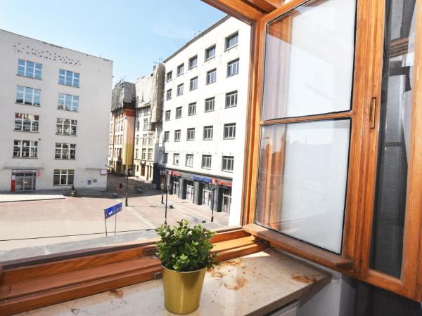 DUKES Hostel - Pokoje prywatne, RYNEK : photo 3 de la chambre chambre quadruple avec salle de bains commune