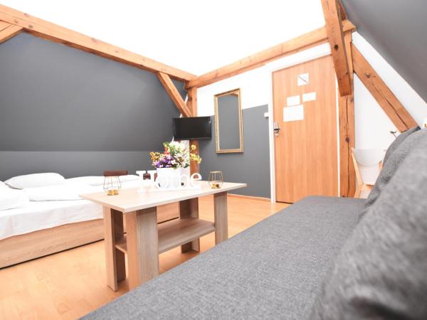 DUKES Hostel - Pokoje prywatne, RYNEK : photo 3 de la chambre chambre familiale avec salle de bains commune