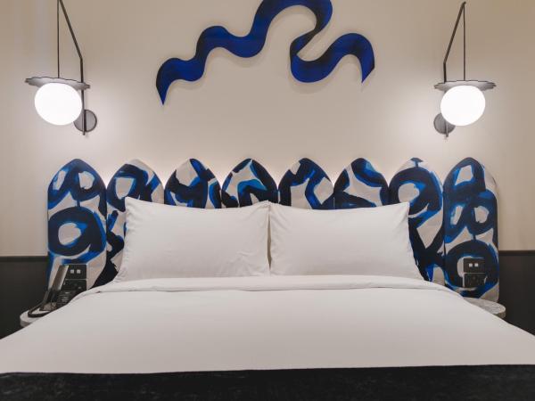 Naumi Studio Wellington : photo 4 de la chambre hébergement lit queen-size zing