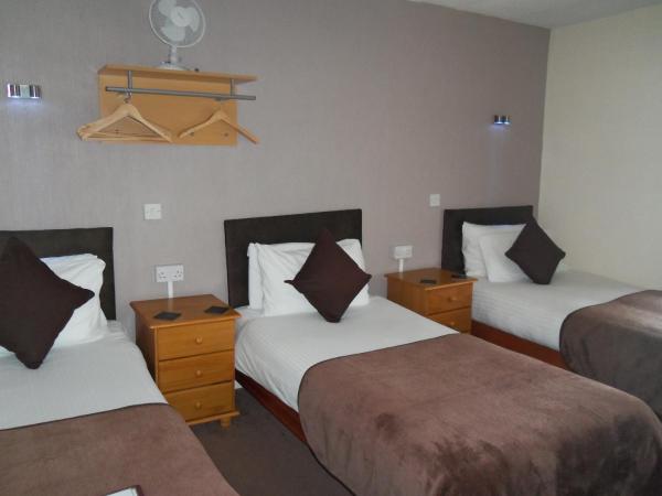 Novello Blackpool : photo 1 de la chambre chambre triple avec salle de bains privative