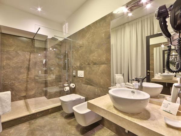 Best Western Plus Hotel Genova : photo 1 de la chambre chambre classique avec 1 lit queen-size et des lits jumeaux