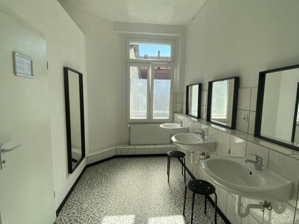 Hotel AVAlex : photo 7 de la chambre chambre double avec salle de bains commune