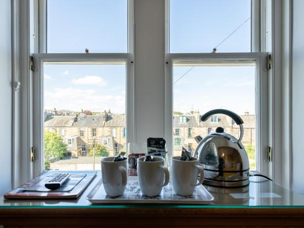 Kingsley Guest House : photo 7 de la chambre chambre triple avec salle de bains privative