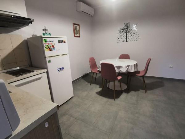 Lovely Family House Robi : photo 4 de la chambre chambre familiale