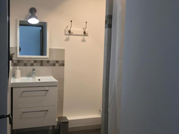 Chambres d'Hôtes et Gîtes Le Mas Mellou : photo 9 de la chambre chambre double - vue sur jardin