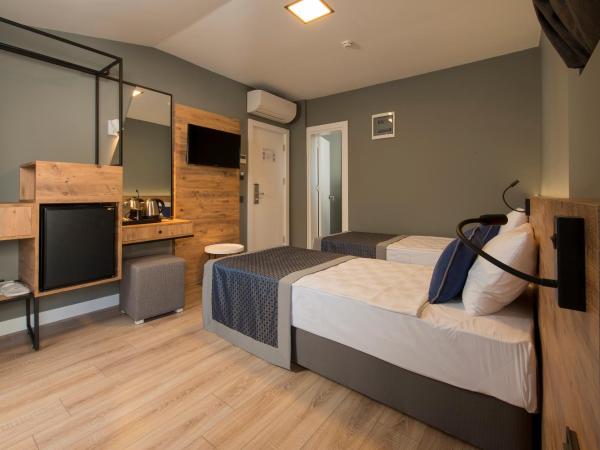 Pure Blanche Hotel : photo 2 de la chambre chambre familiale - vue latérale sur mer