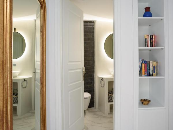 Villa Renos Hotel : photo 2 de la chambre chambre double ou lits jumeaux de luxe avec jacuzzi extérieur