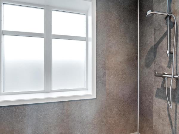 Aalesund City Apartment : photo 7 de la chambre small double room for 2 people with sofabed