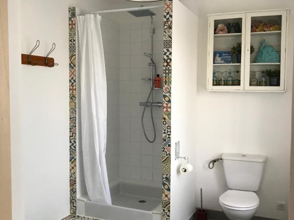 Chambres d'Hôtes et Gîtes Le Mas Mellou : photo 10 de la chambre chambre double - vue sur piscine