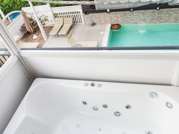 Rimini Suite Hotel : photo 5 de la chambre chambre double avec baignoire spa