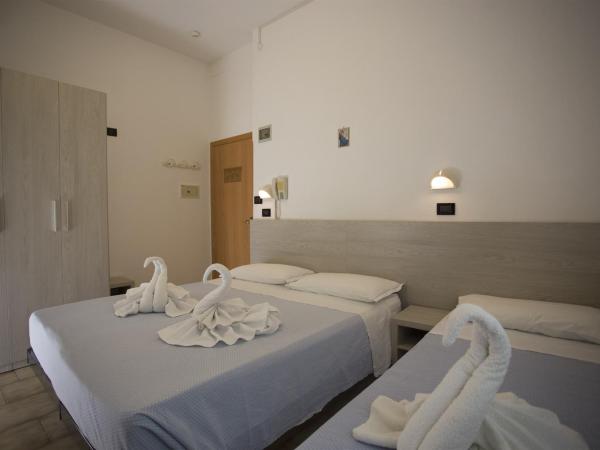 Albergo Villa Denny : photo 10 de la chambre chambre triple avec balcon