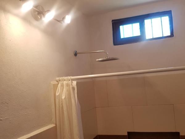 Posada Bugambilia : photo 2 de la chambre chambre triple avec salle de bains privative