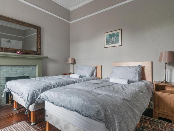 Aynetree Guest House : photo 1 de la chambre chambre double king-size /lits jumeaux avec salle de bains