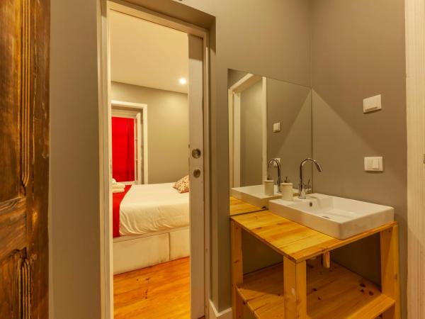 The Bridge : photo 3 de la chambre chambre triple avec salle de bains commune