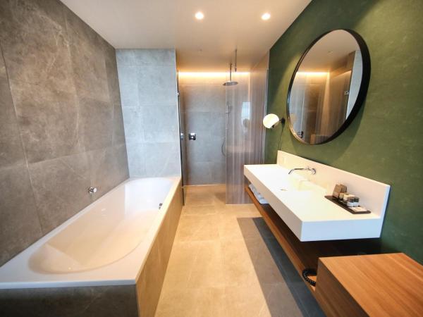 Van der Valk Hotel Amsterdam Zuidas -Rai : photo 4 de la chambre chambre confort lit king-size avec baignoire