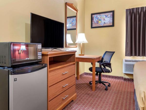 Econo Lodge Louisville Airport : photo 8 de la chambre chambre lit king-size standard avec baignoire spa - non-fumeurs