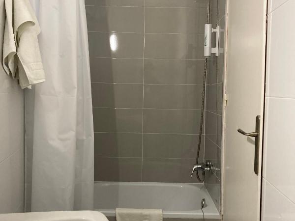 Hostal Paco Marbella : photo 6 de la chambre chambre lits jumeaux Économique intérieure