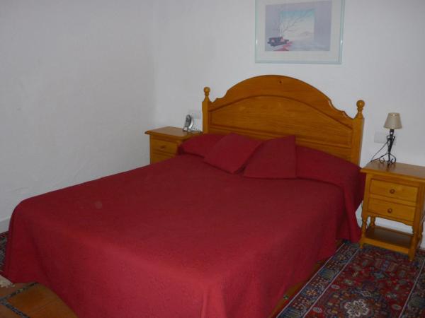 Hotel Port-Lligat : photo 4 de la chambre chambre double ou lits jumeaux - vue sur montagnes